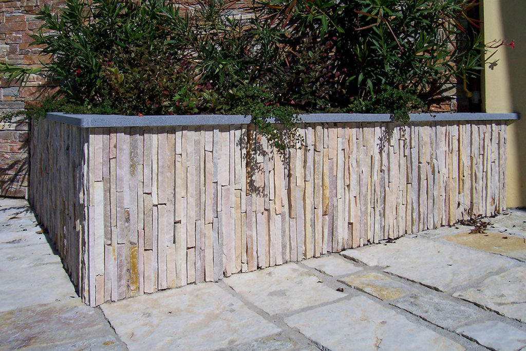 Pavimenti e rivestimenti in pietra e marmo per interni ed esterni Esterni in pietra
